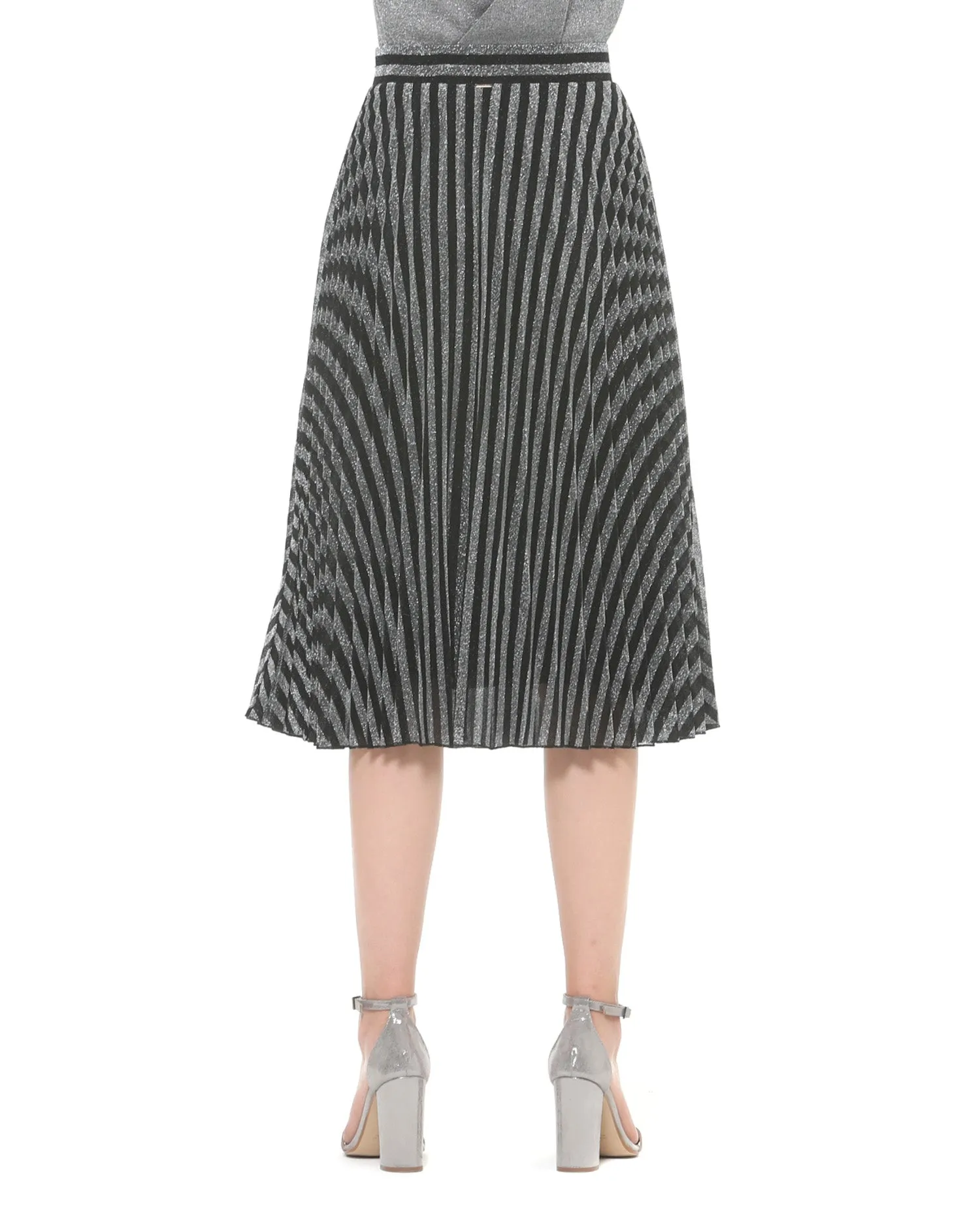 Pleated skirt with optical illusion
