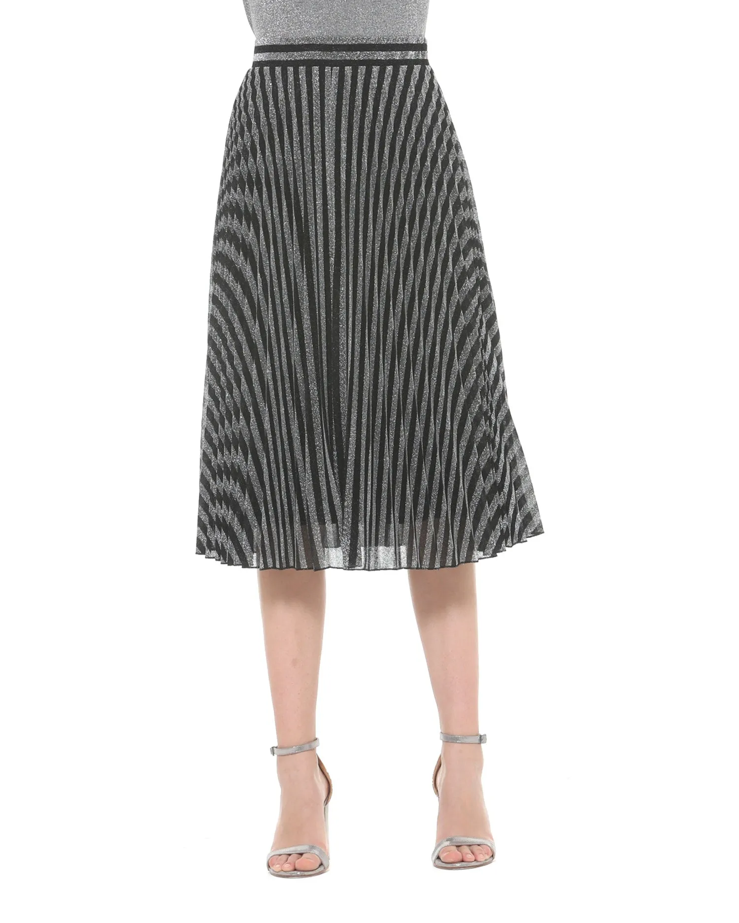 Pleated skirt with optical illusion