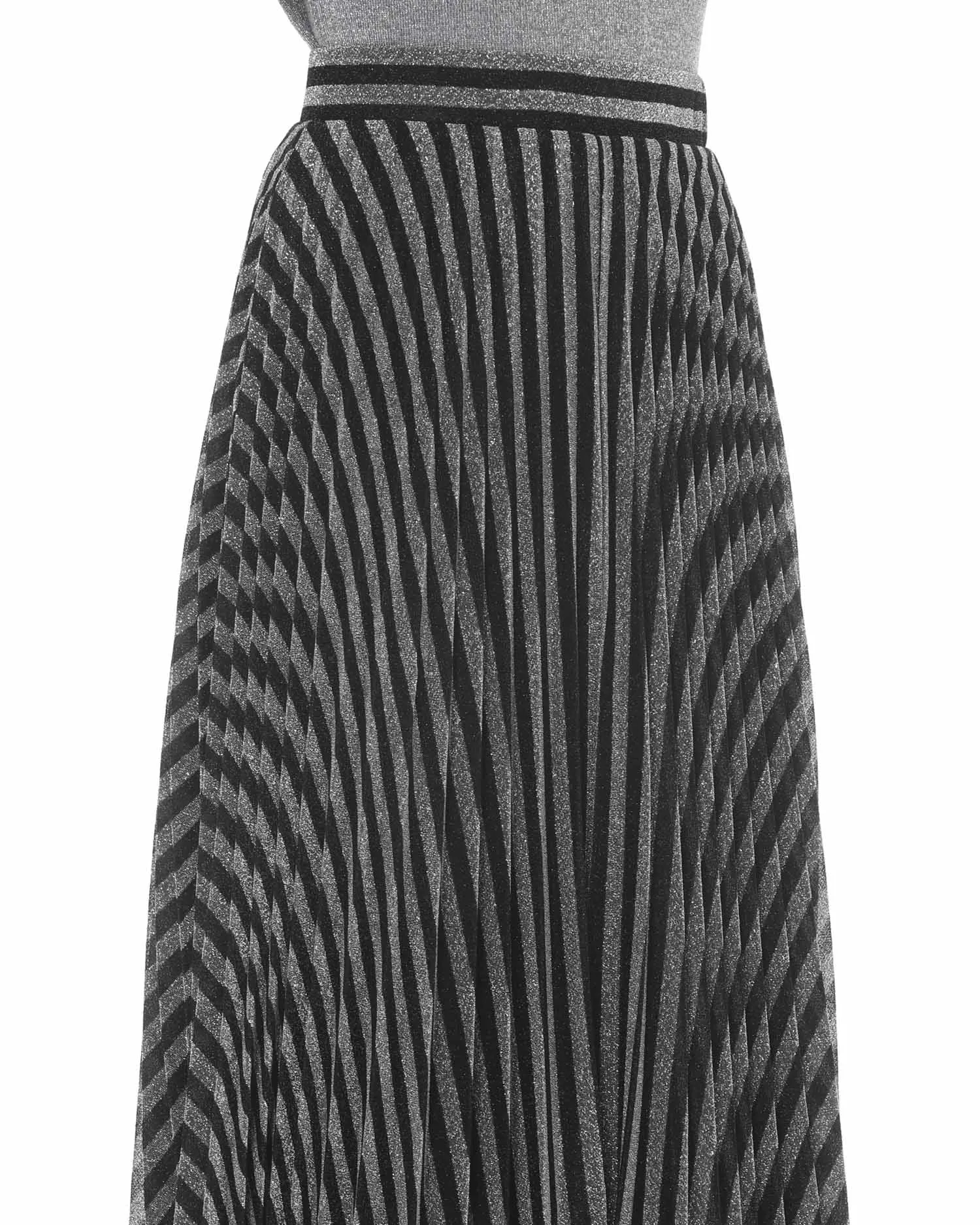 Pleated skirt with optical illusion